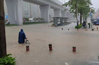 通宵值守 冒雨作业 一线抢险人员彻夜排涝